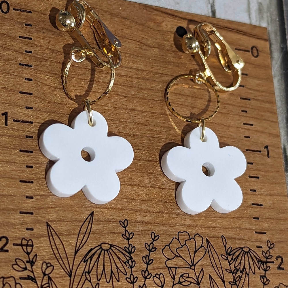 Clip On White Flower Acrylic Earrings NEW!
